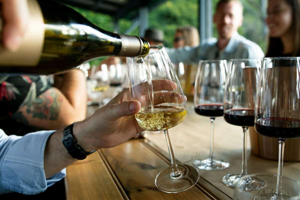 Våra tjänster Vinresor och vinprovningar
