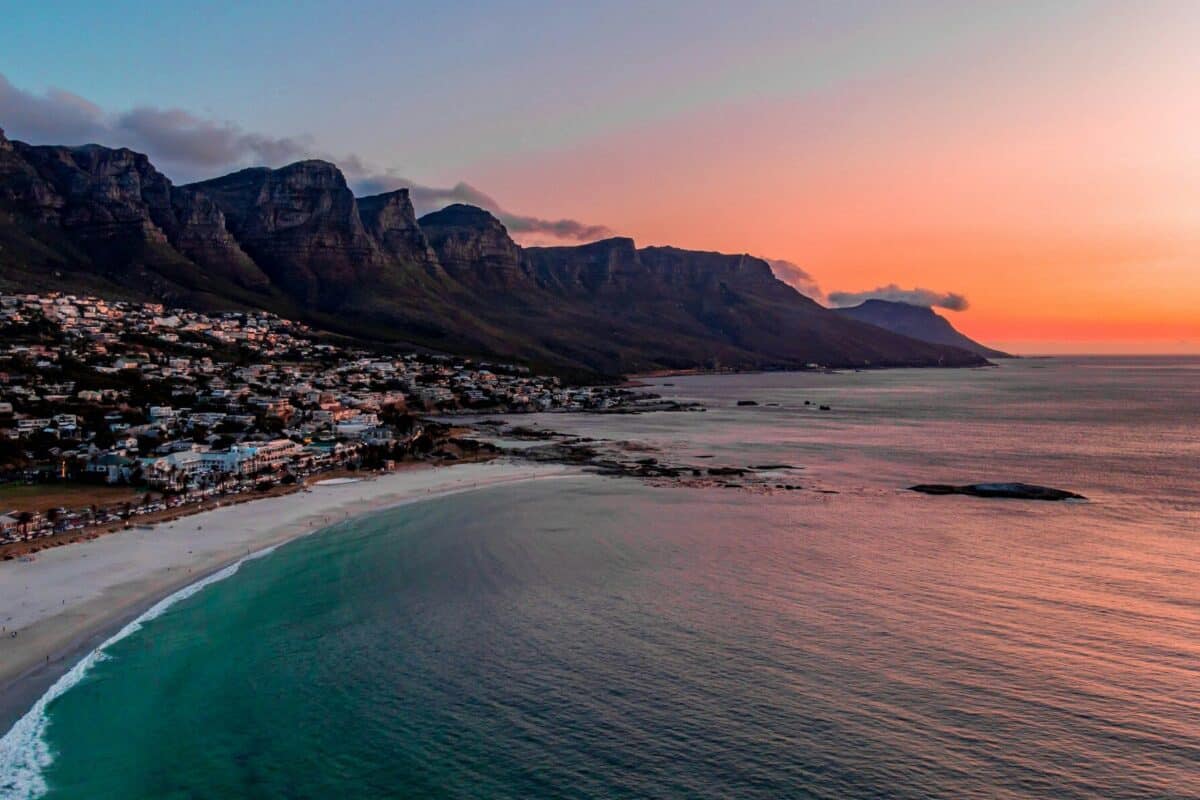 Morgonvy över bergen sett från stadsdelen Camps Bay