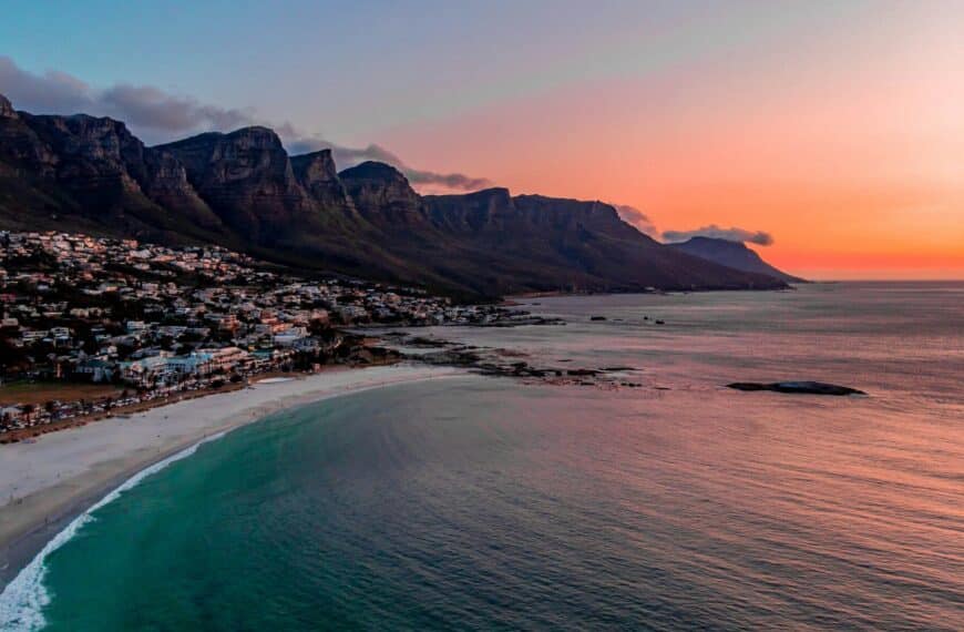 Morgonvy över bergen sett från stadsdelen Camps Bay